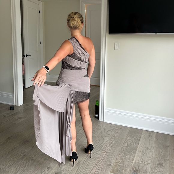 BCBG MAXAZRIA Runway mini dress with black lace pleated tail - Picture 5 of 15